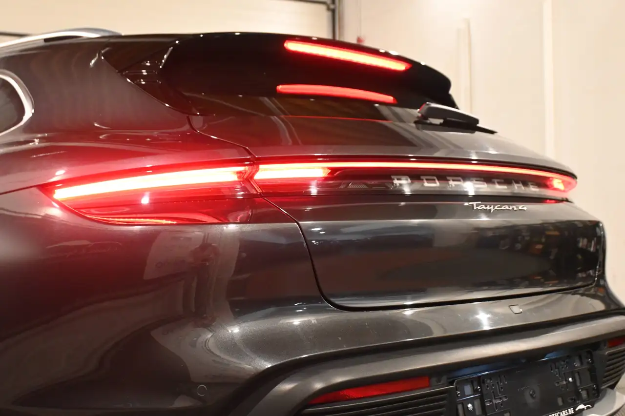 Porsche Taycan - 10