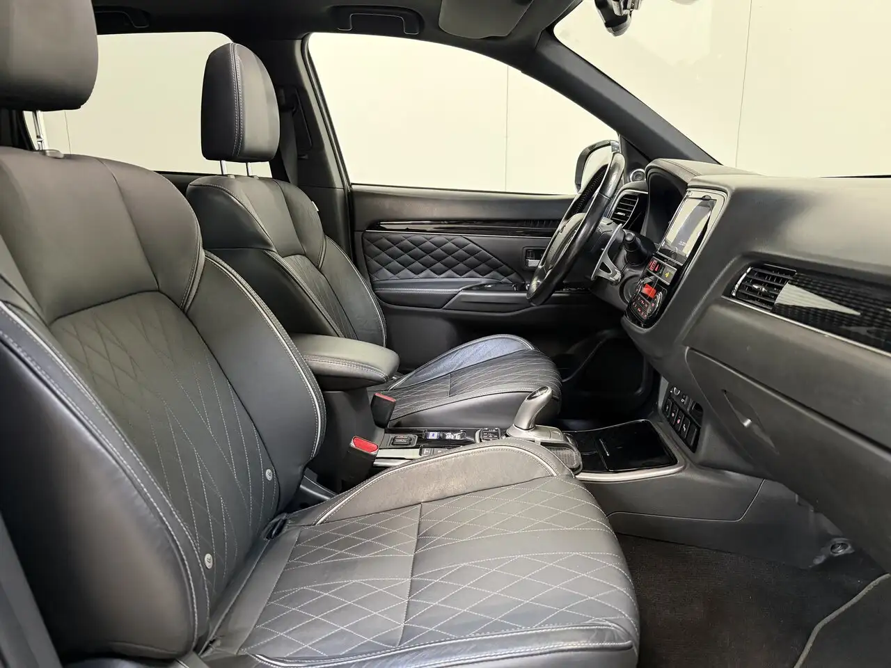 Mitsubishi Outlander - 2