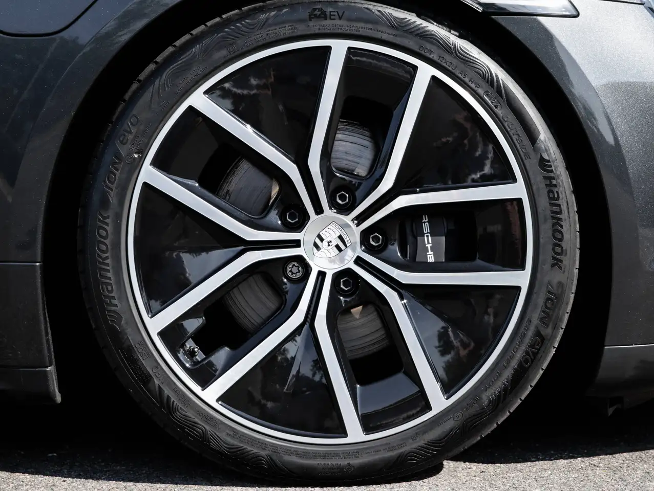Porsche Taycan - 10