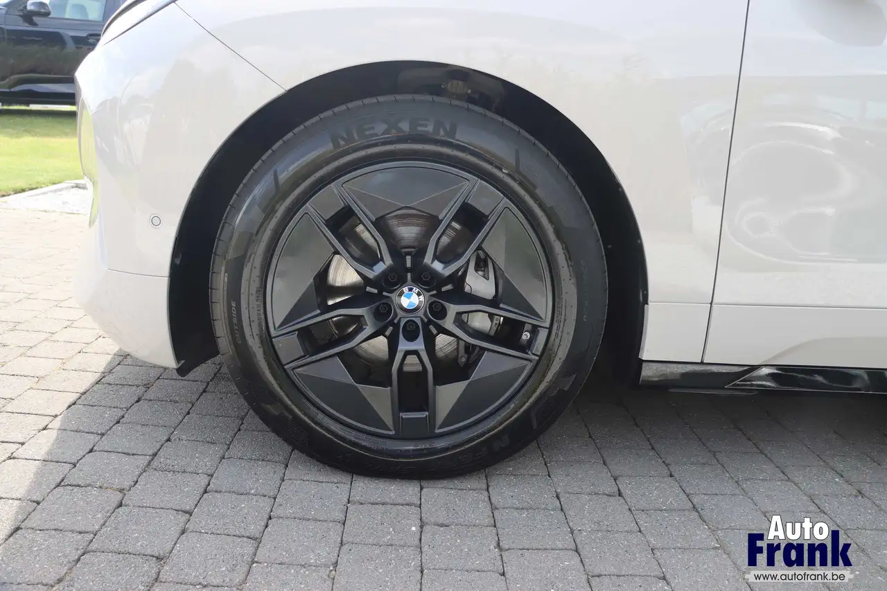 BMW iX - 4