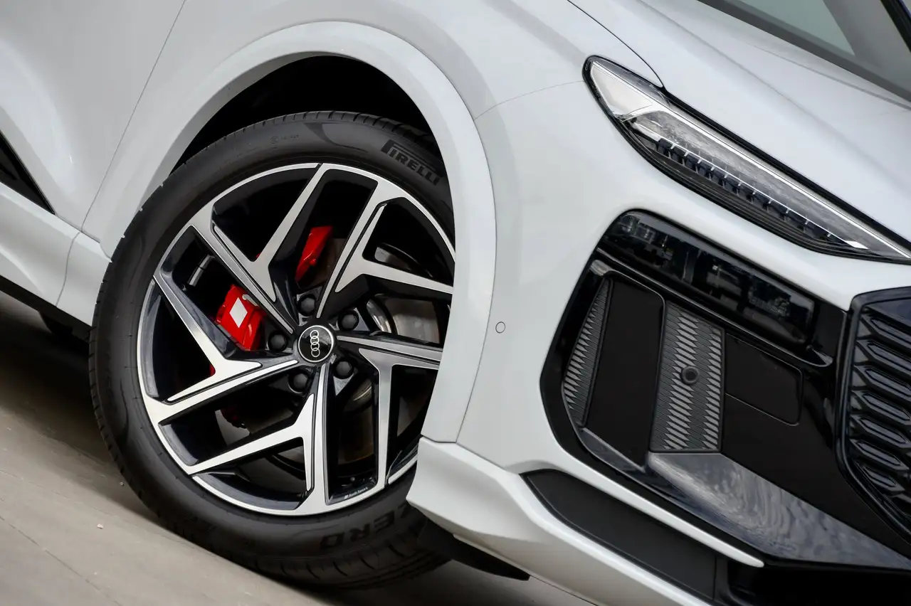 Audi SQ6 e-tron - 11