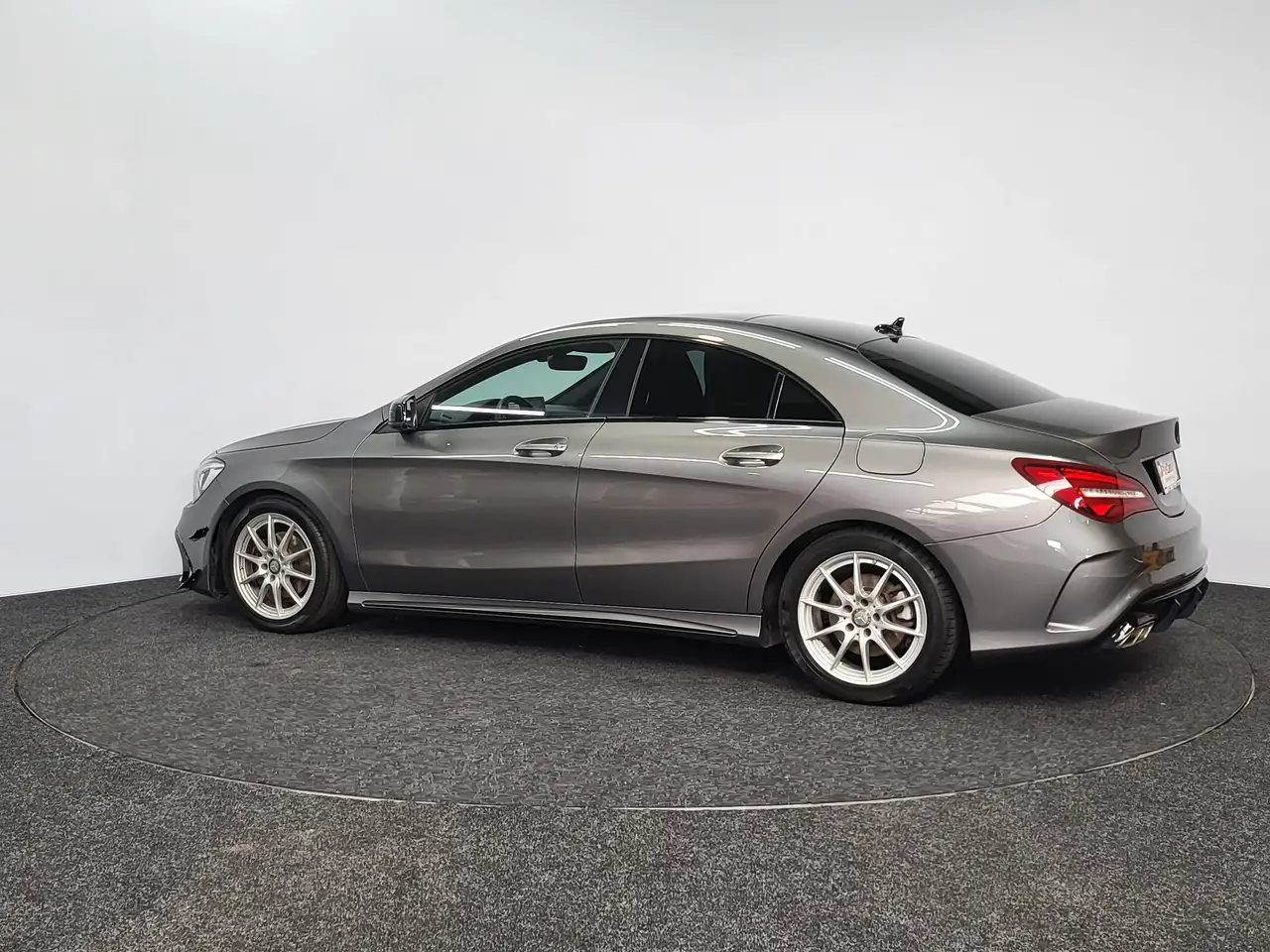 Mercedes-Benz CLA 200 - 4