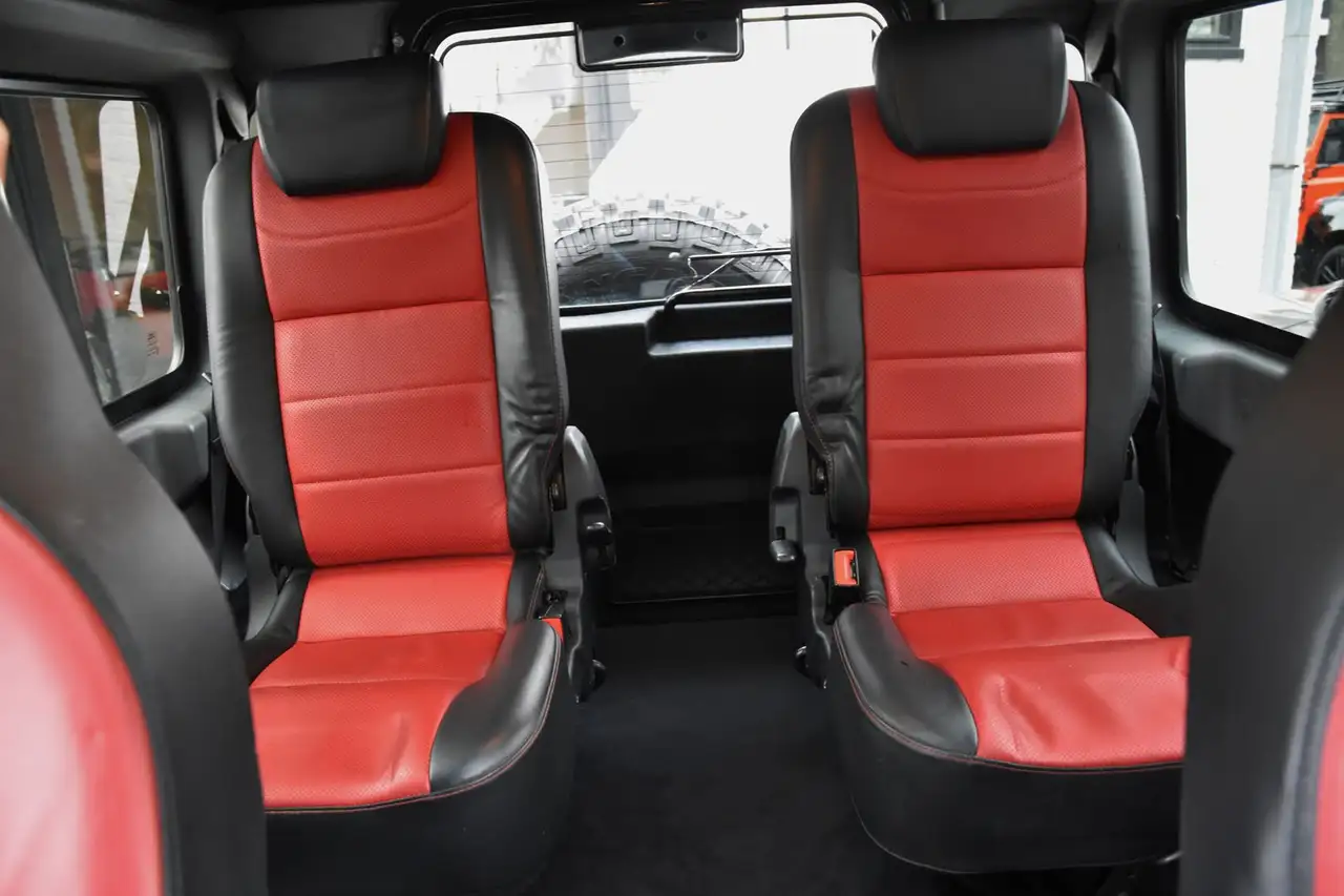 Land Rover Defender - 12