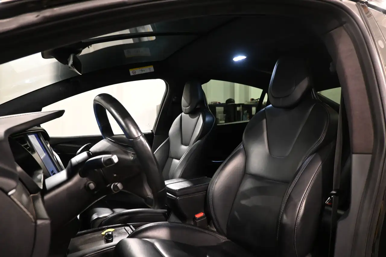 Tesla Model X - 10