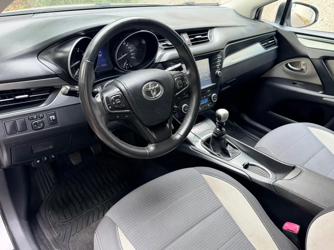 Toyota Avensis - 11