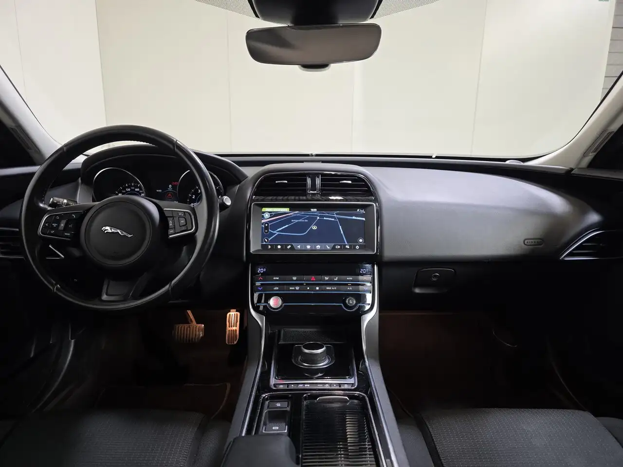 Jaguar XE - 10