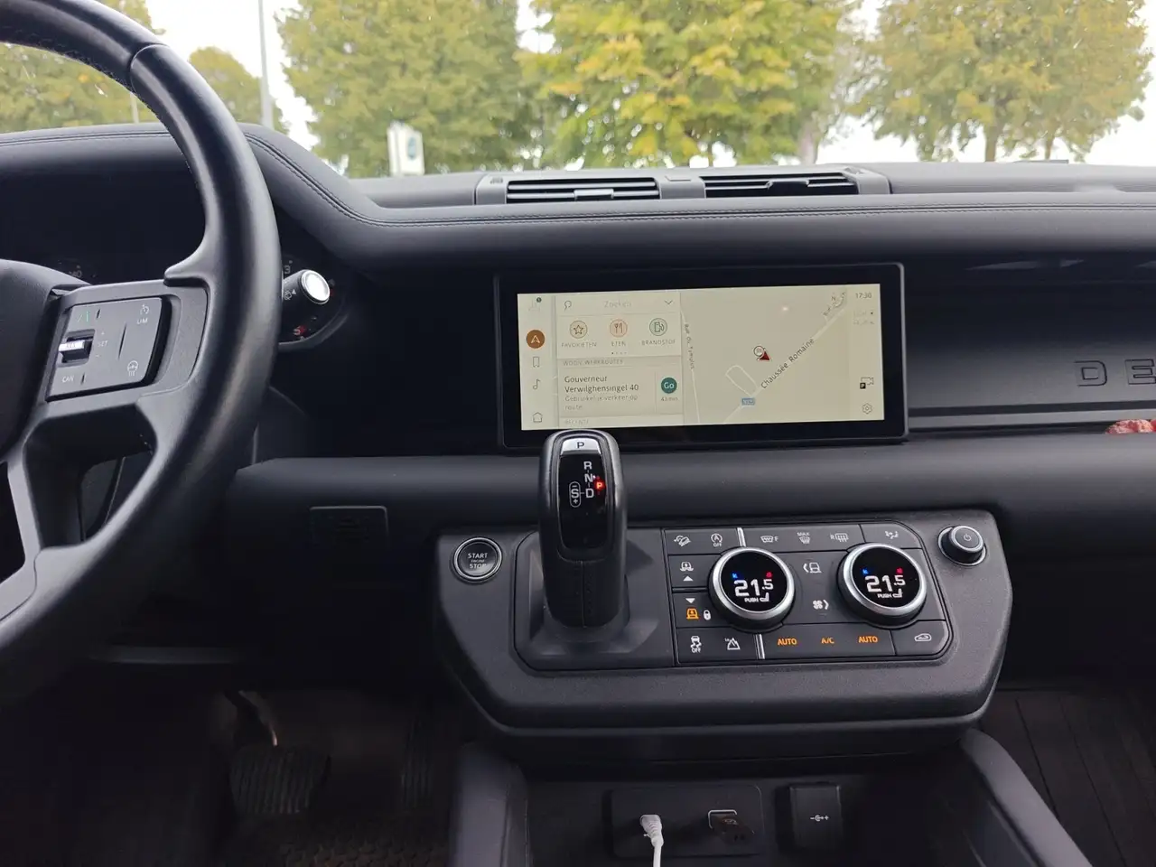 Land Rover Defender - 12