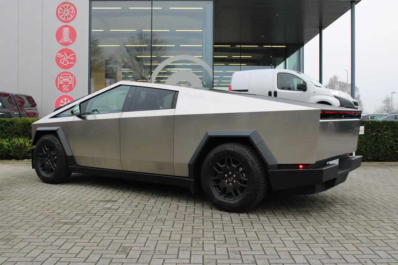 Tesla Cybertruck - 8