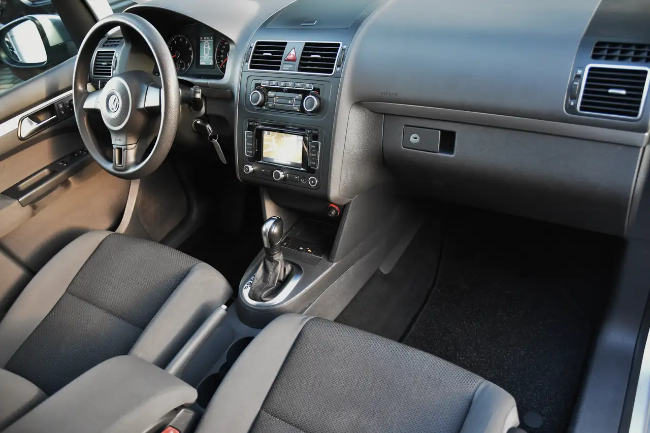Volkswagen Touran - 11