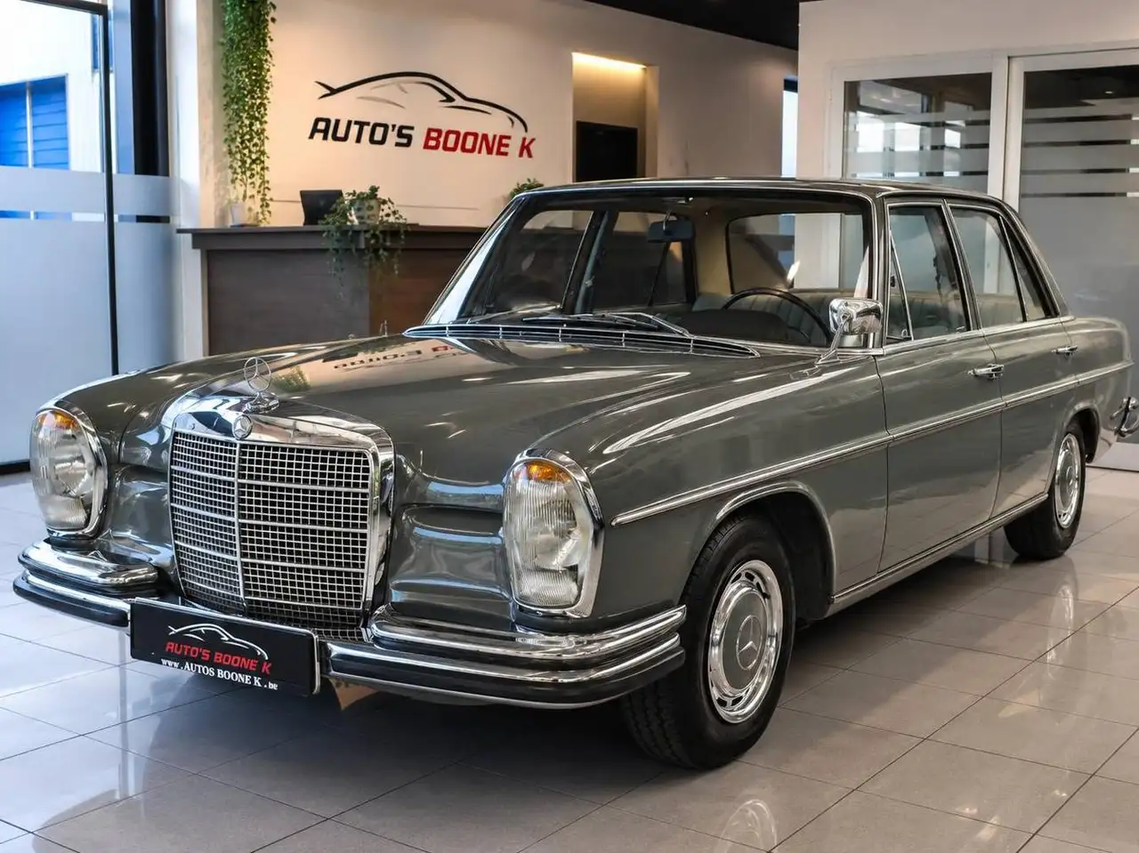 Mercedes-Benz 280 - 1