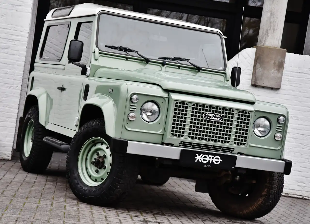 Land Rover Defender - 2