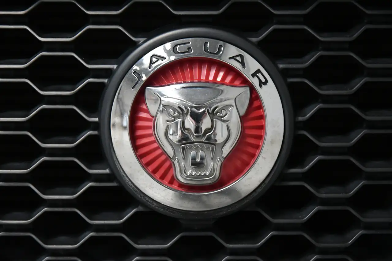 Jaguar XE - 10