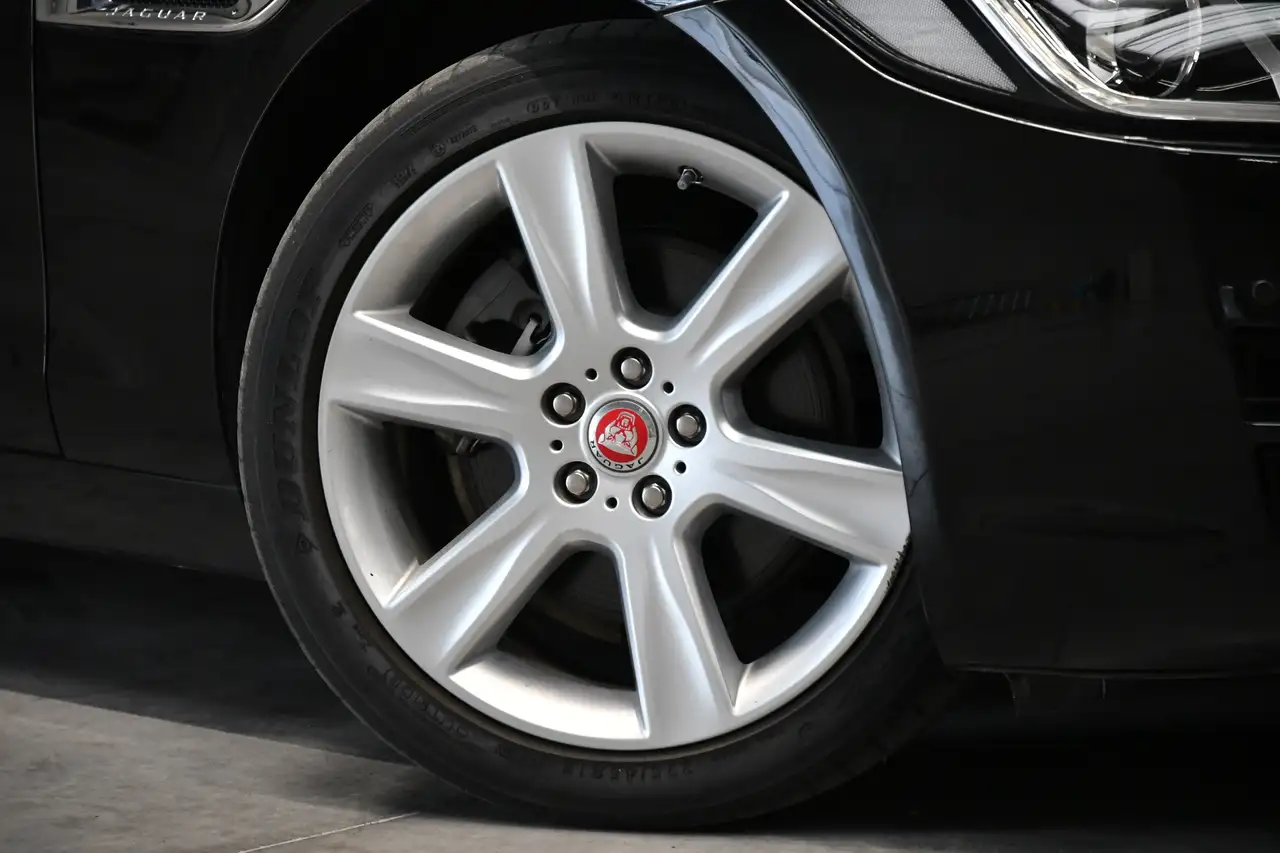 Jaguar XE - 8