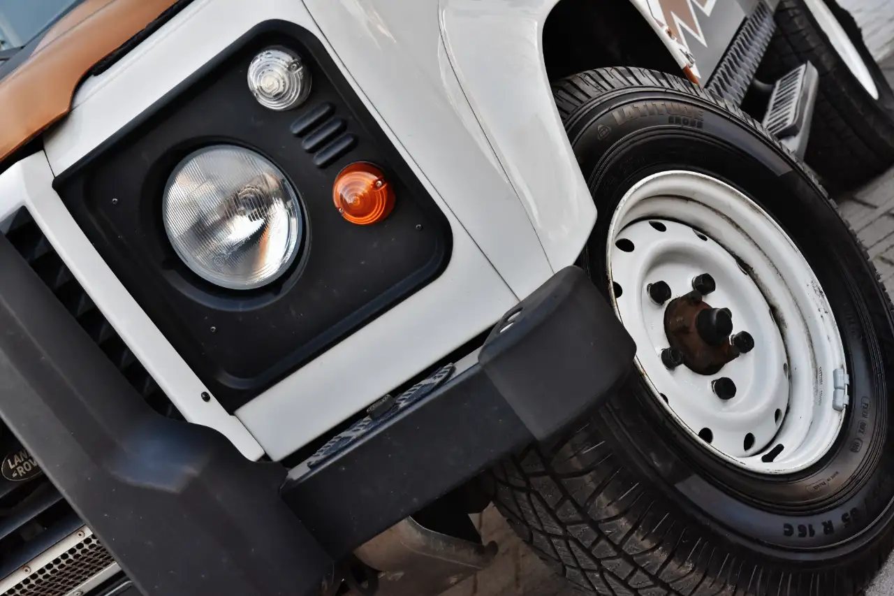 Land Rover Defender - 6