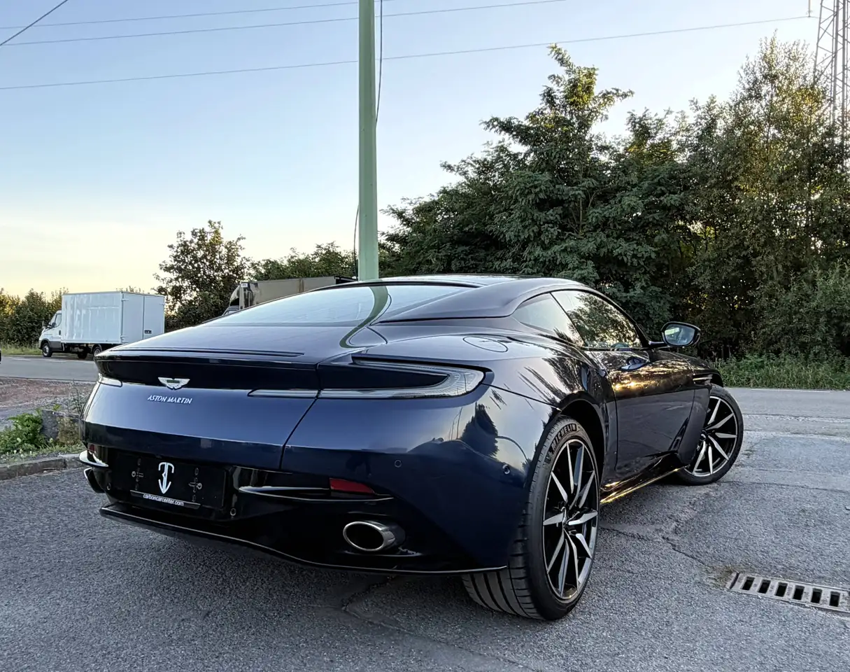 Aston Martin DB11 - 11
