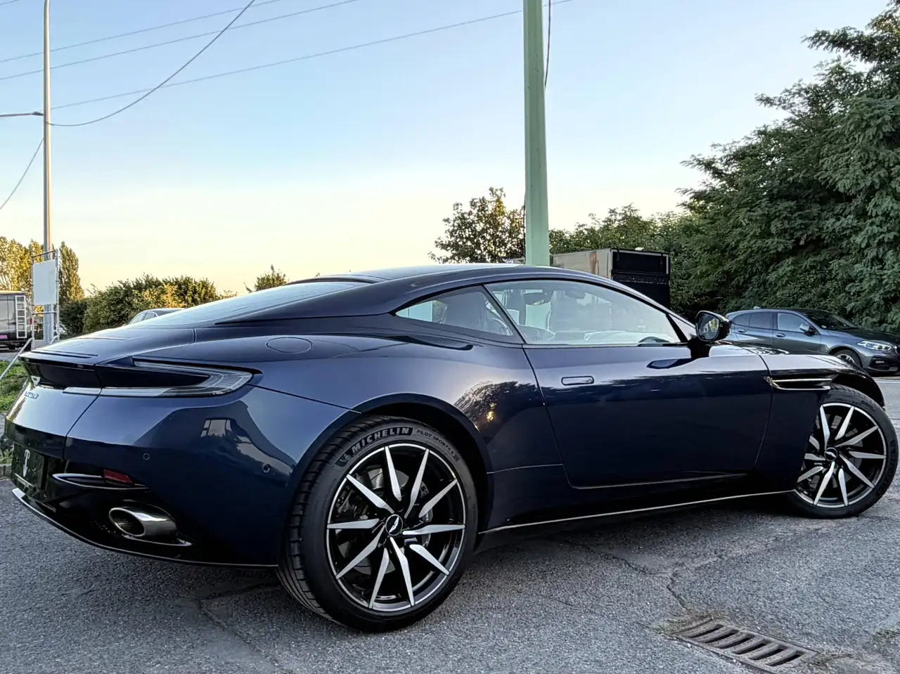 Aston Martin DB11 - 10