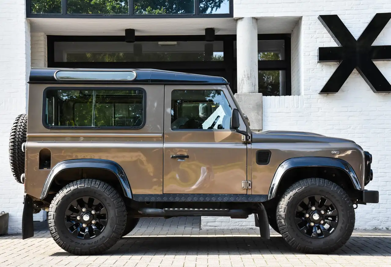 Land Rover Defender - 3
