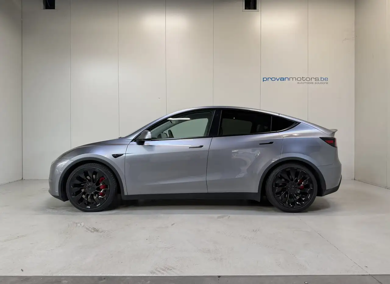 Tesla Model Y - 8