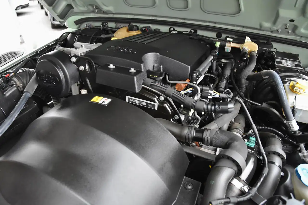 Land Rover Defender - 6