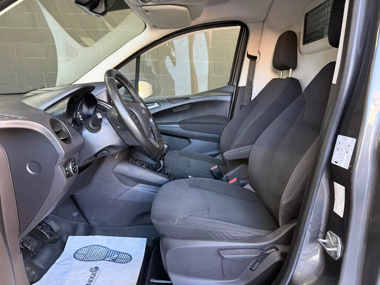 Ford Transit Courier - 10