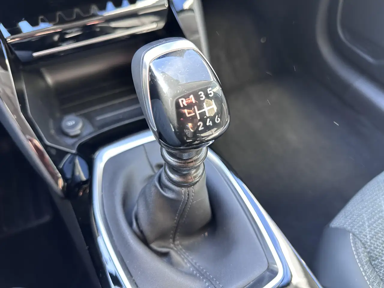 Peugeot 208 - 4