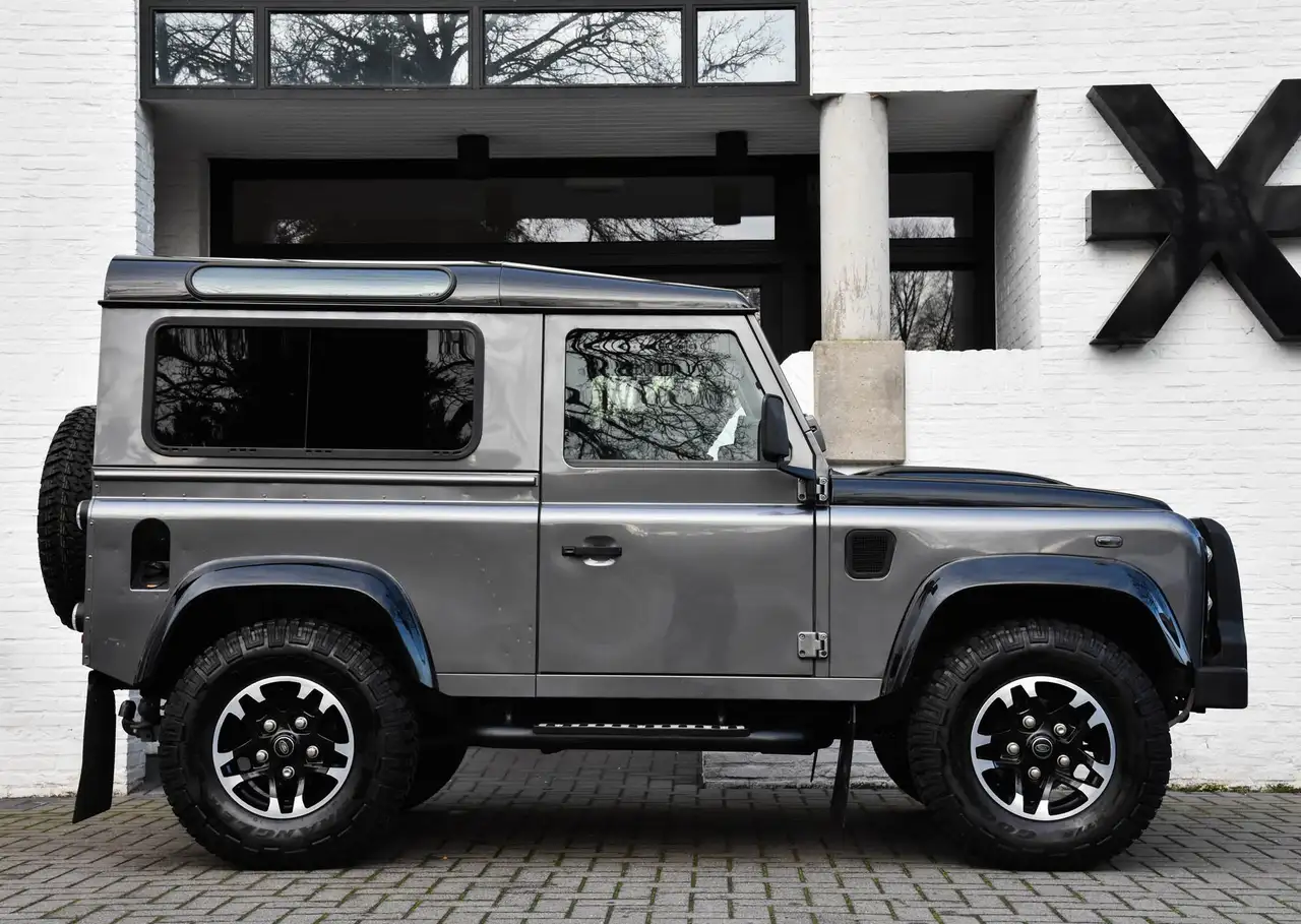 Land Rover Defender - 3