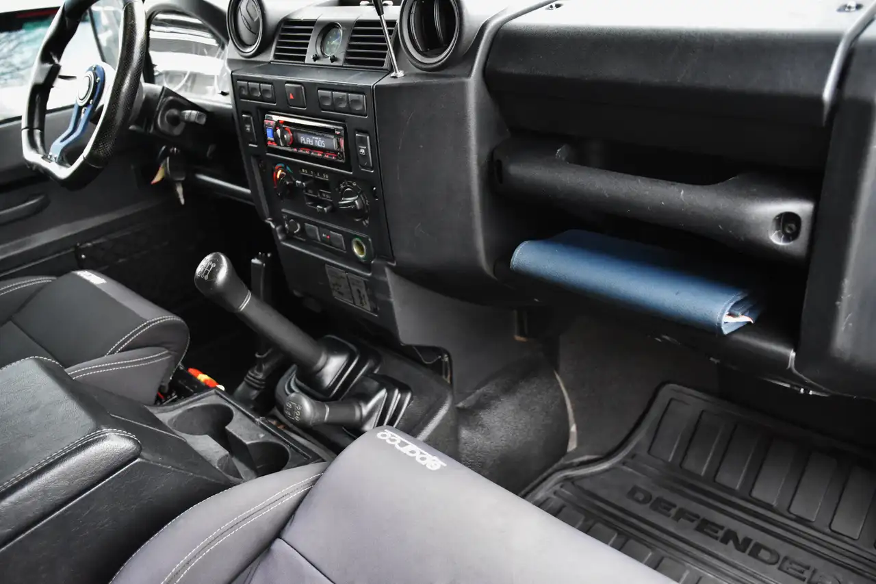Land Rover Defender - 12