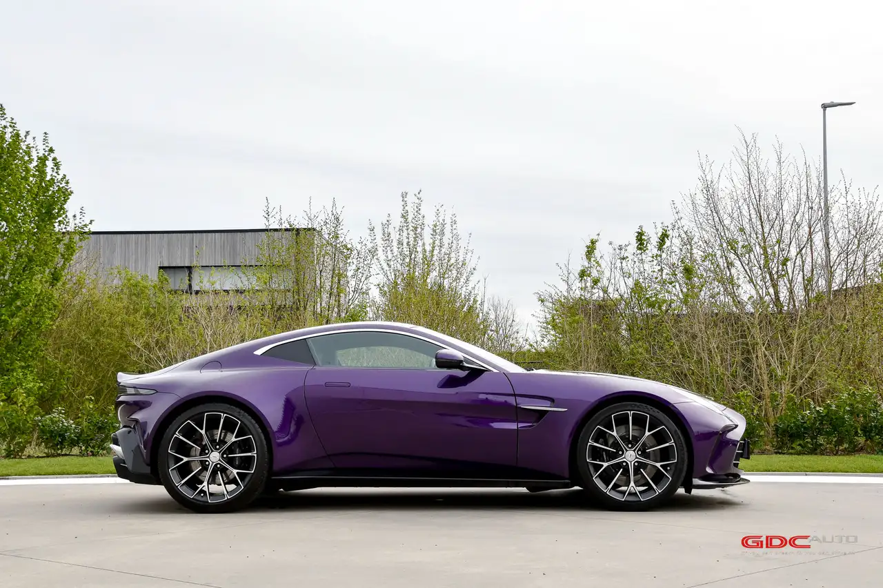 Aston Martin Vantage - 12