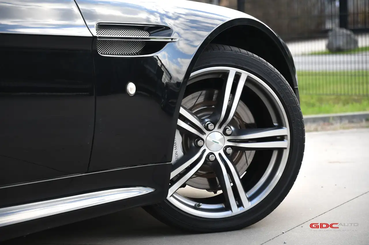 Aston Martin Vantage - 10