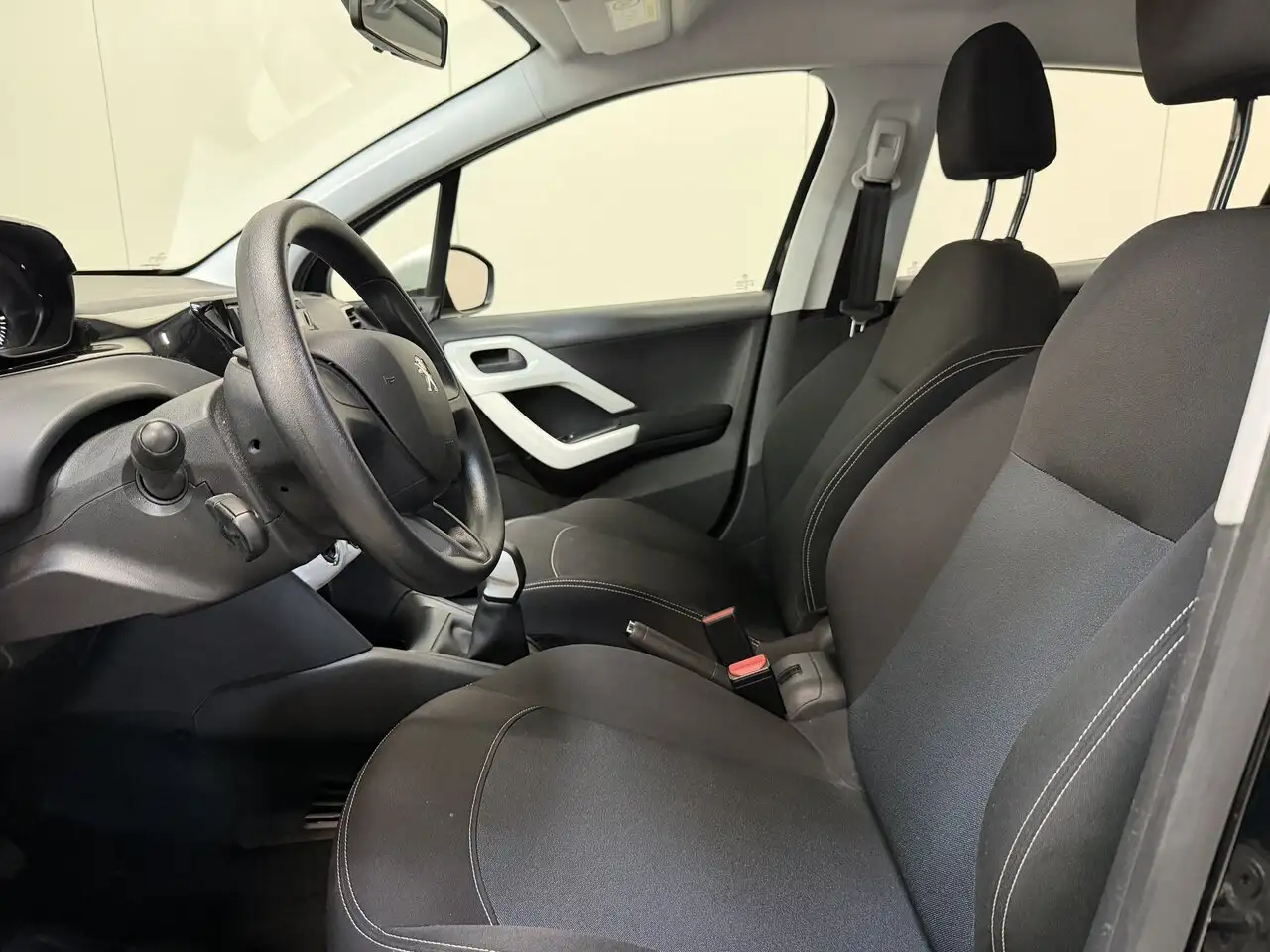 Peugeot 208 - 8