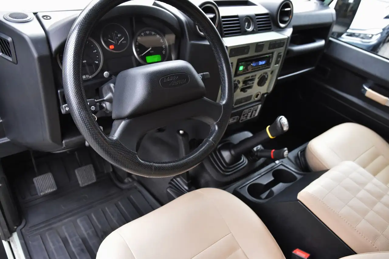 Land Rover Defender - 4
