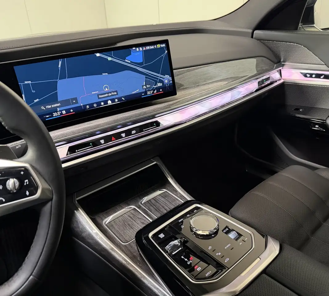 BMW 750 - 12