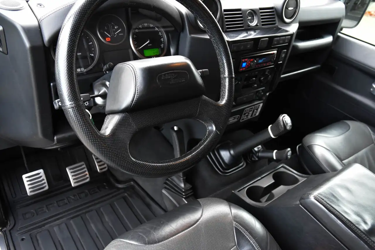 Land Rover Defender - 4