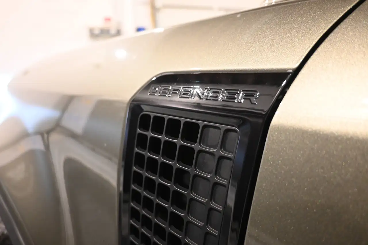 Land Rover Defender - 8