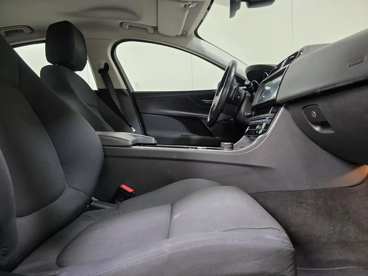 Jaguar XE - 2
