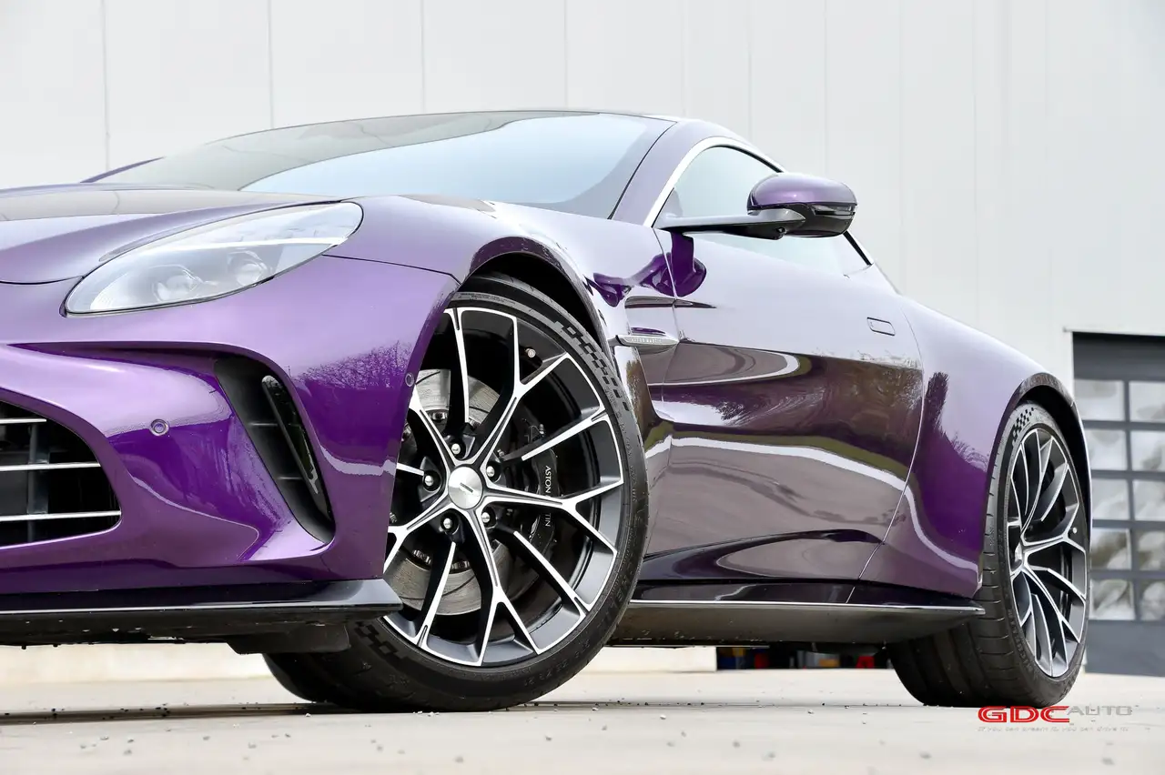 Aston Martin Vantage - 9