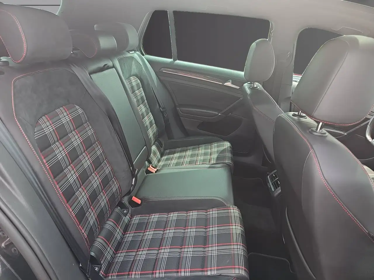 Volkswagen Golf GTI - 11