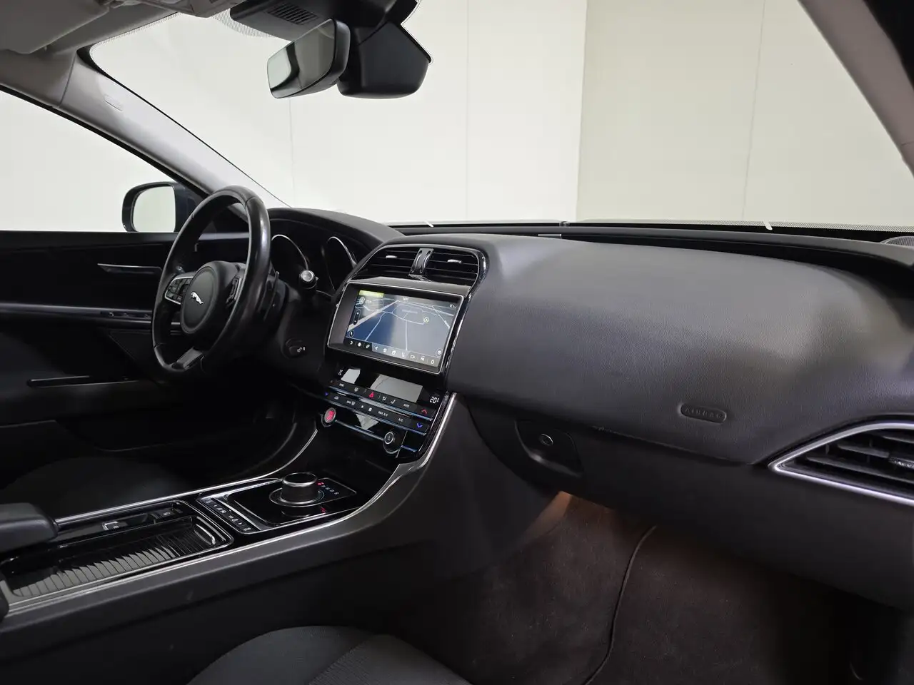 Jaguar XE - 12