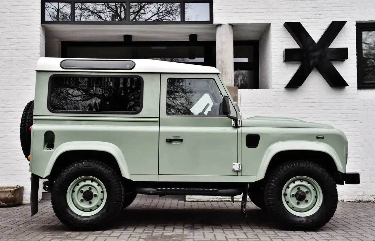 Land Rover Defender - 3