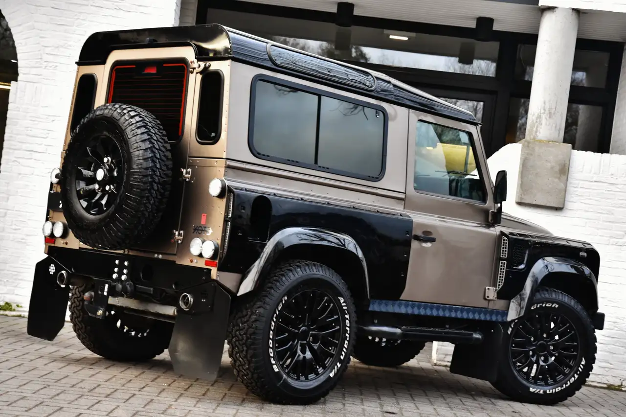 Land Rover Defender - 8