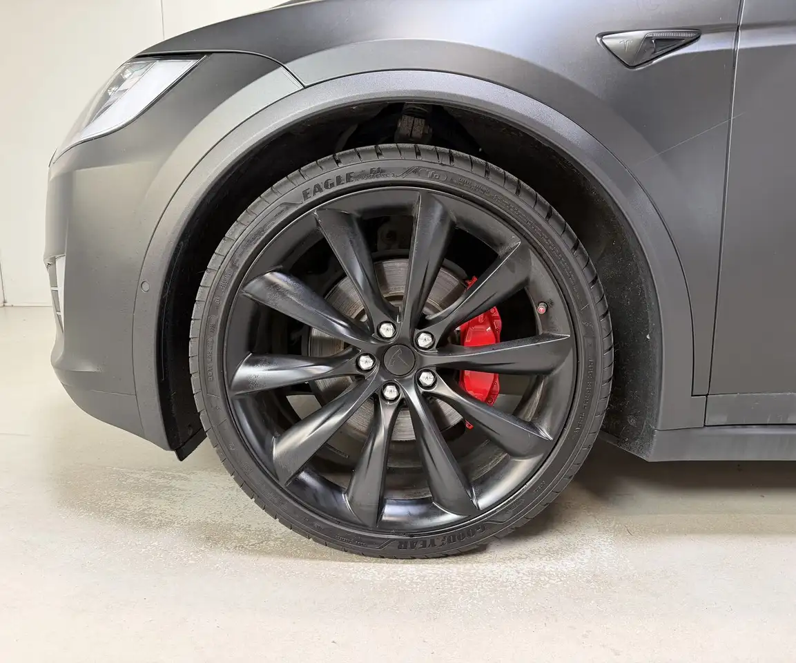 Tesla Model X - 7
