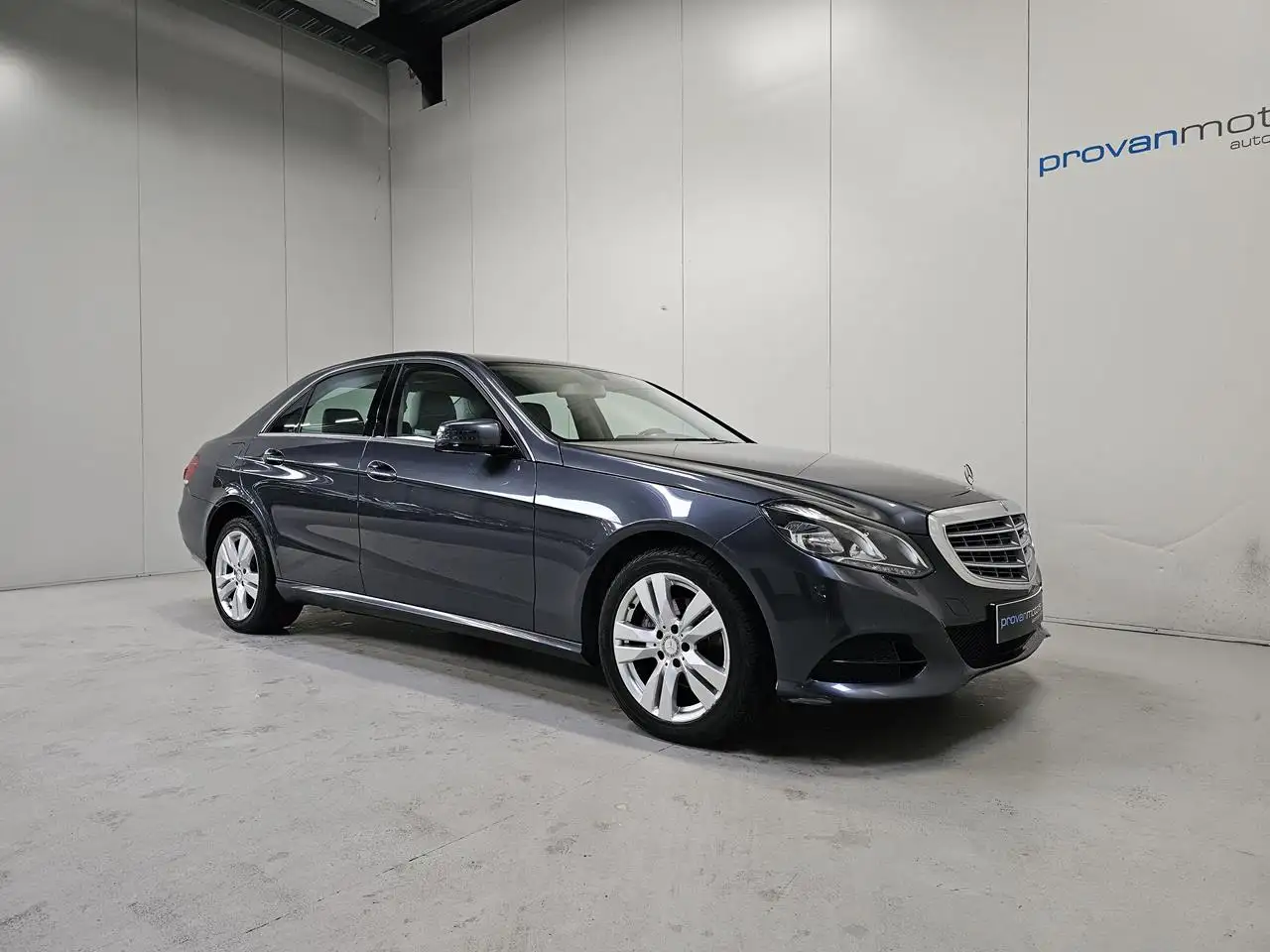 Mercedes-Benz E 200 - 5