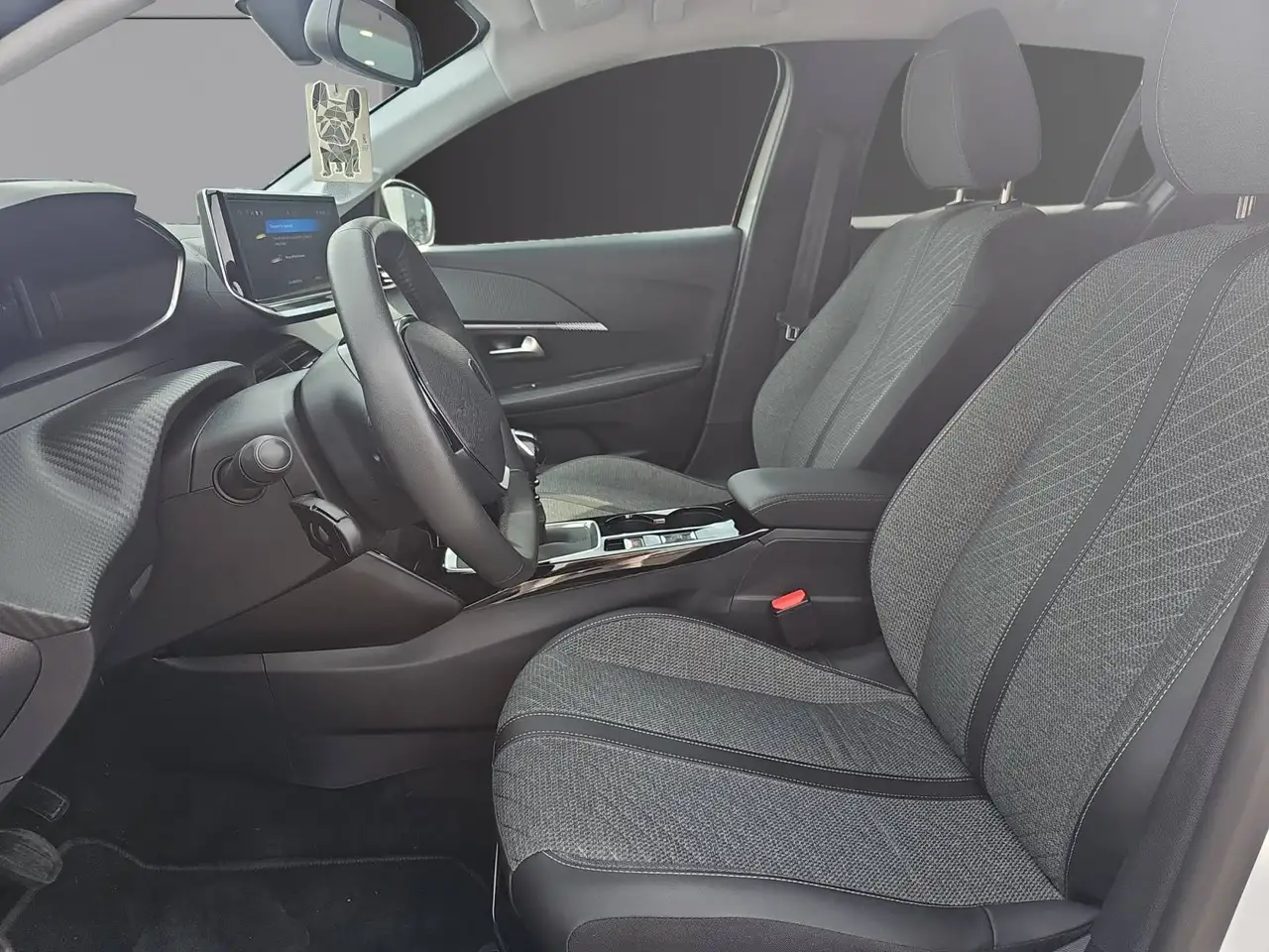 Peugeot 208 - 8