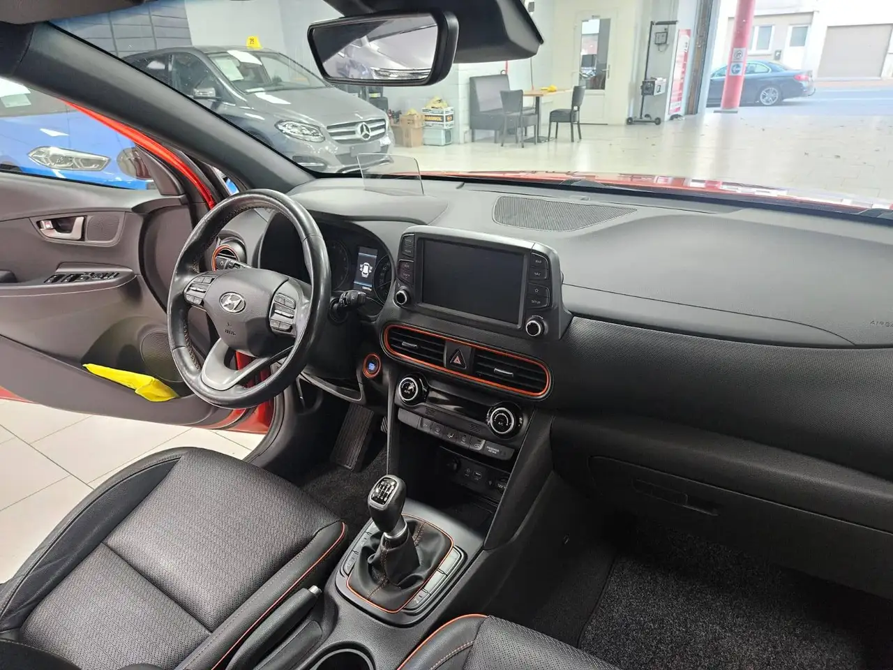 Hyundai KONA - 11