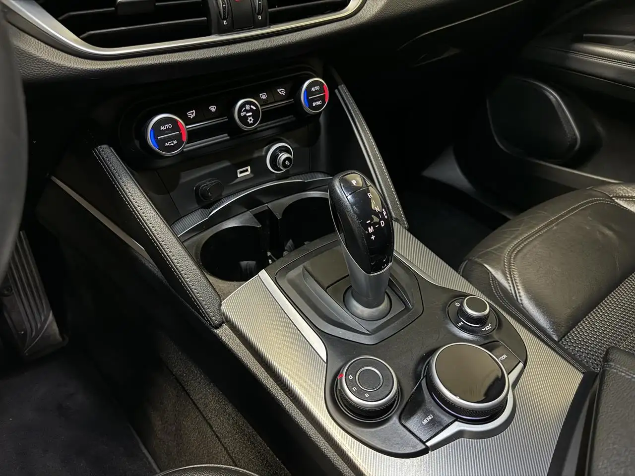Alfa Romeo Stelvio - 12