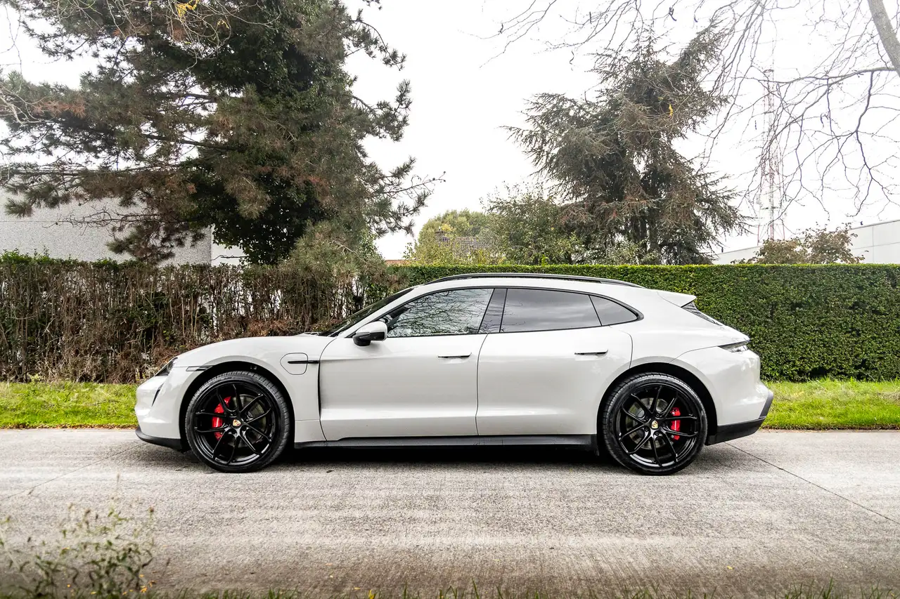 Porsche Taycan - 11