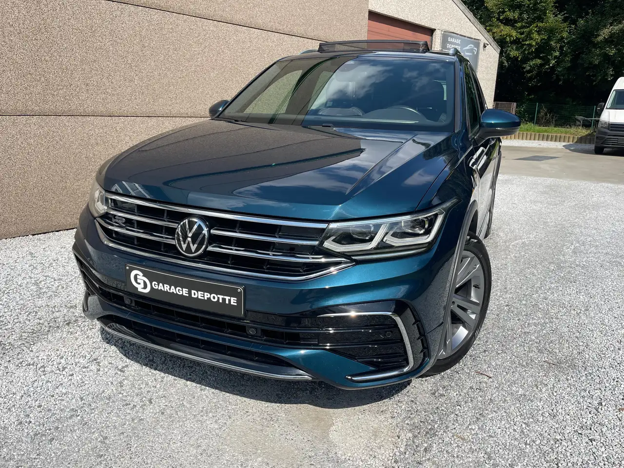 Volkswagen Tiguan - 1