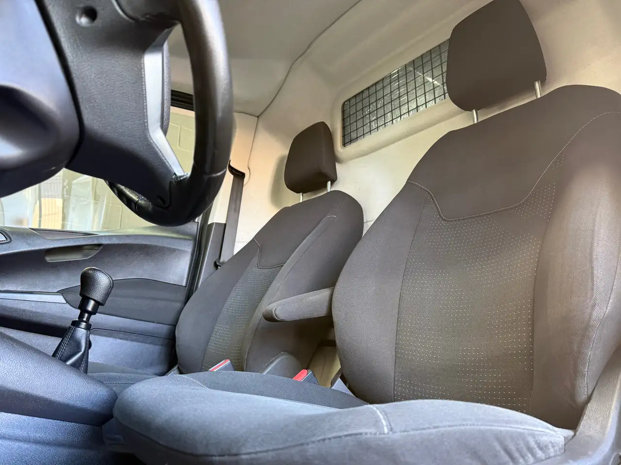 Ford Transit Courier - 11