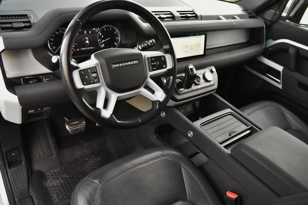 Land Rover Defender - 4