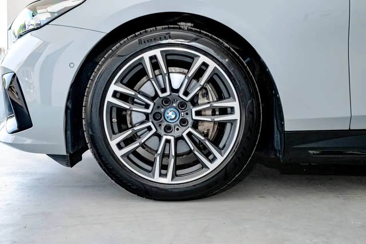 BMW i5 - 11